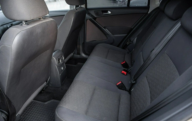 Volkswagen Tiguan cena 53700 przebieg: 299000, rok produkcji 2014 z Wojkowice małe 497